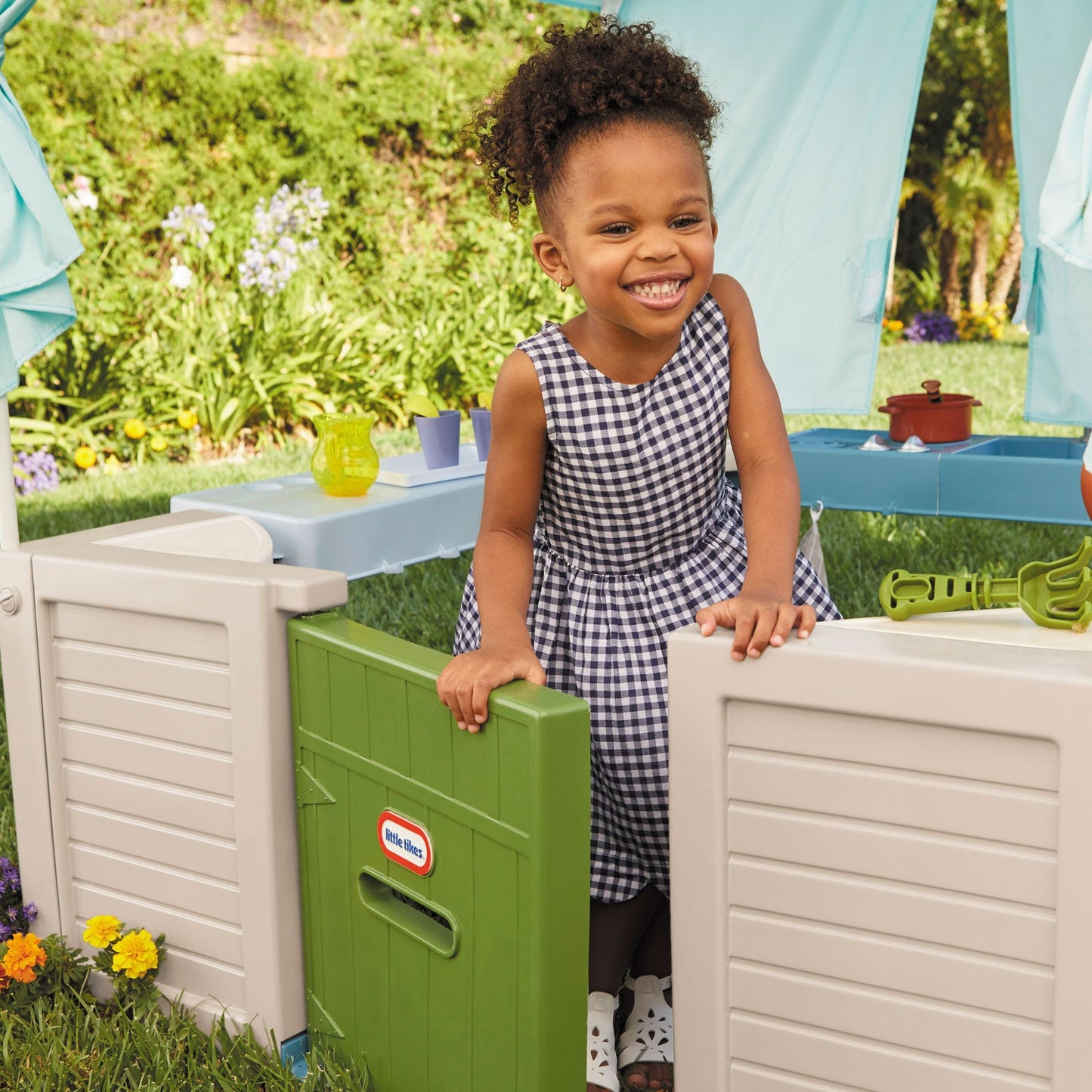 Little Tikes Backyard Bungalow Outdoor Playhouse | Little Tikes